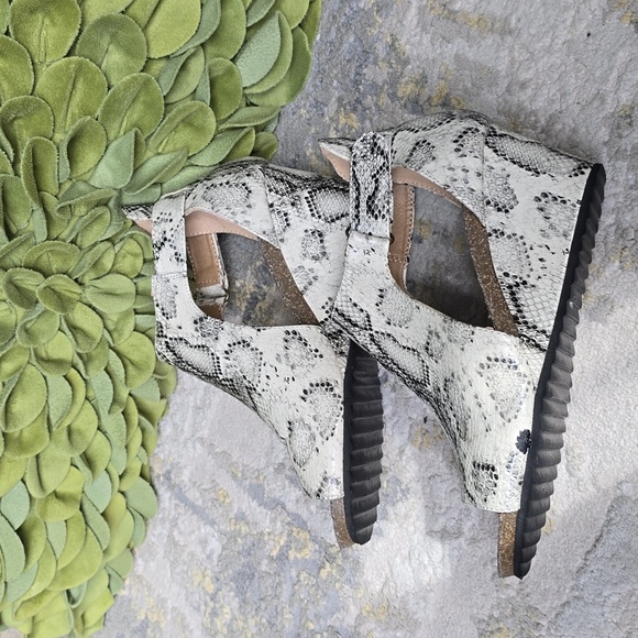 Jolimall Snakeskin Wedge - Picture 3 of 10